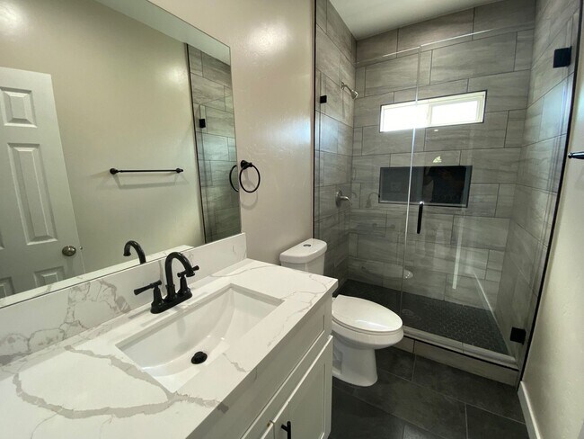 Building Photo - 4BD/2BA  with Large Upstairs Balcony!