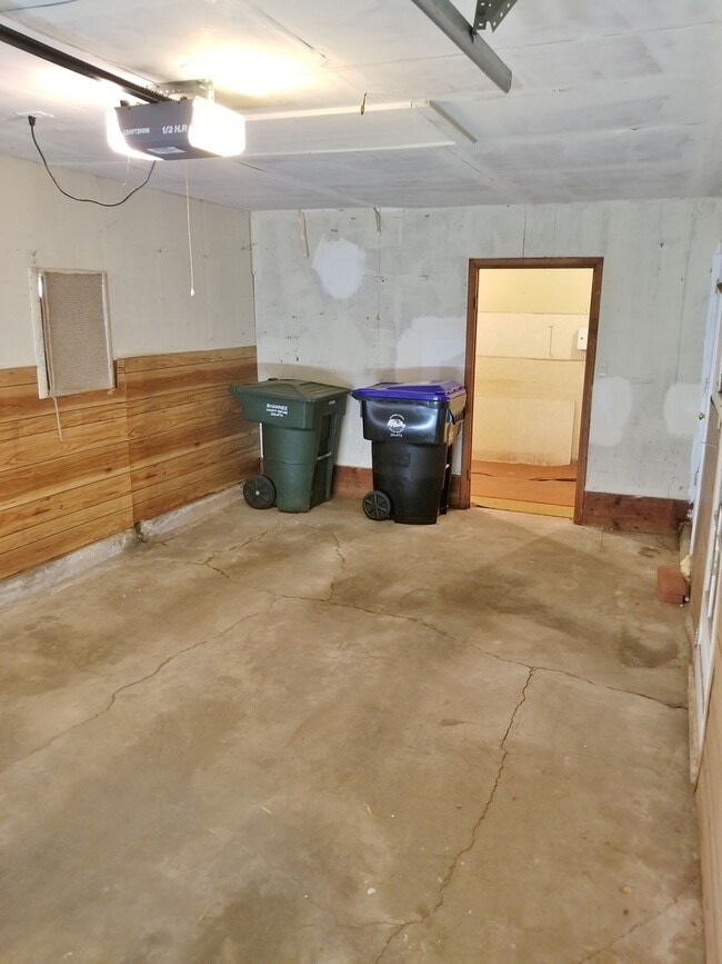 Building Photo - Great ranch style home near Shunga Park an...