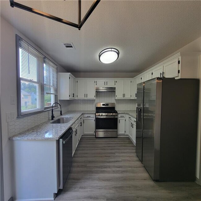 Building Photo - 3045 Binghampton Ln