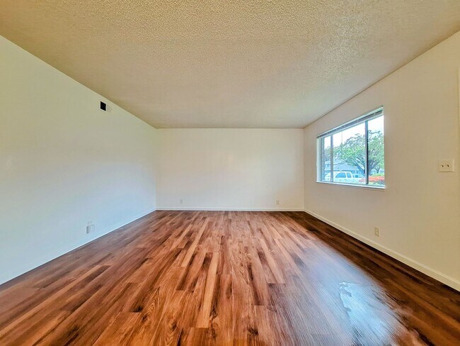 Building Photo - Ground Floor 2bd Condo With On-site Laundry, Carport, & Pool!