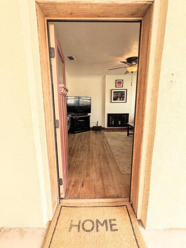 Building Photo - 1103 W San Antonio St