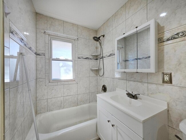 Building Photo - 18 Bergen Ave