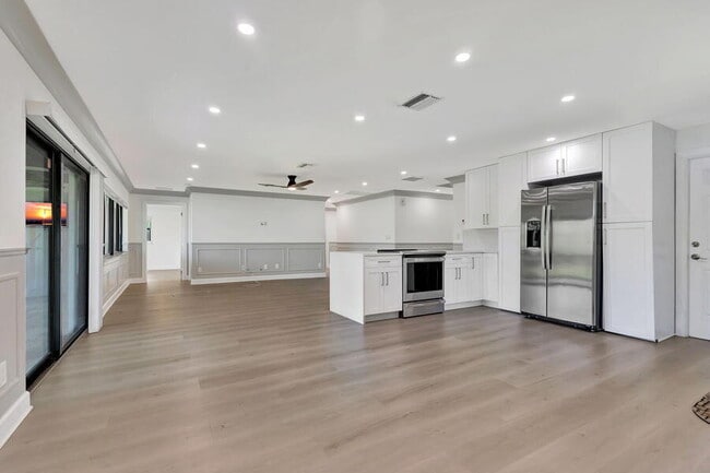 Building Photo - 400 Venice Dr