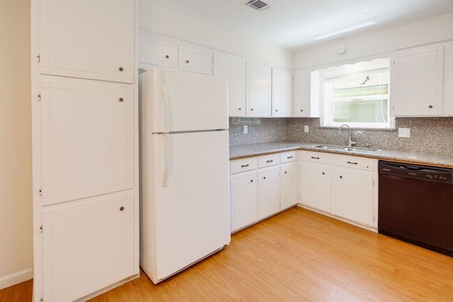 Building Photo - AUGUST PRE-LEASE!  Spacious 3 Bedroom 2 Bathroom House on Corner Lot