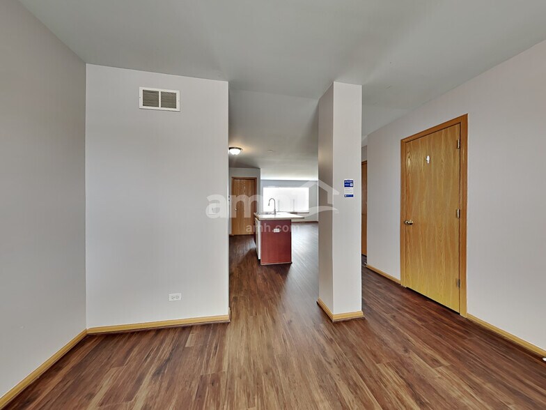 Building Photo - 2046 Middlebury Dr