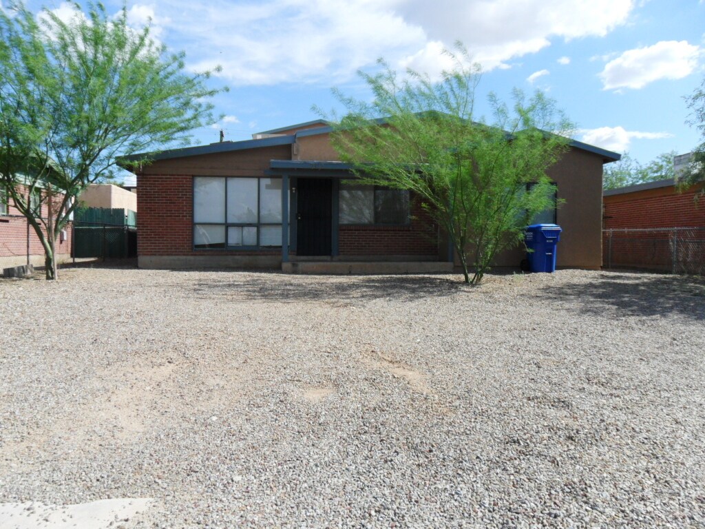 Unit #1 Entry - 808 E Lester St