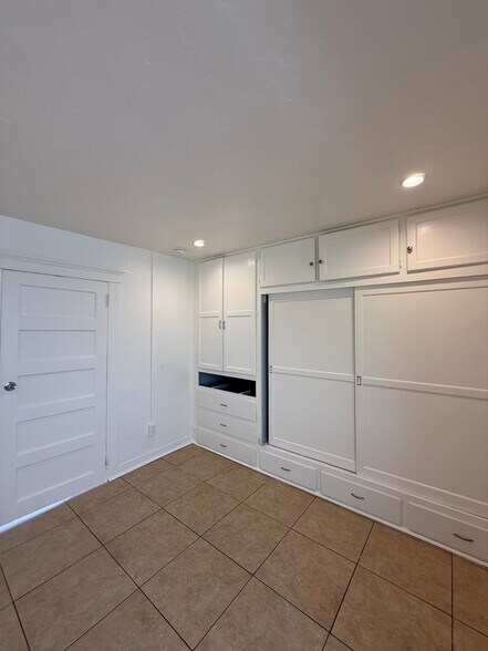 Building Photo - 2764 Southern Ave