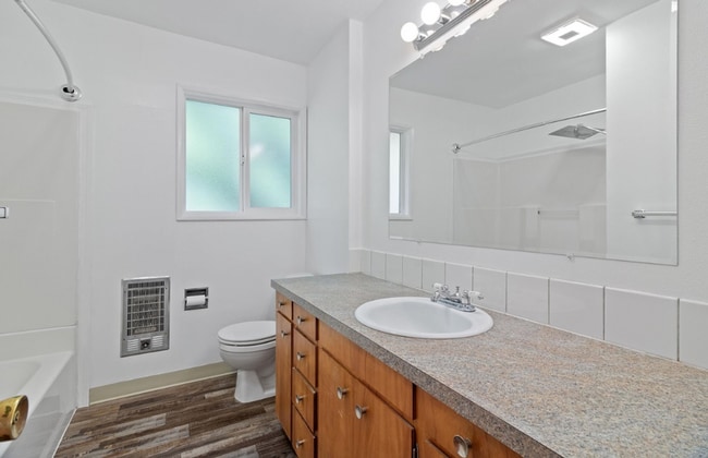 Building Photo - 2 bed 1 bath Duplex unit in Milwaukie Hect...
