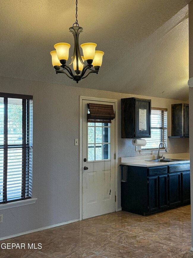 Building Photo - 15327 Woodhill Ct