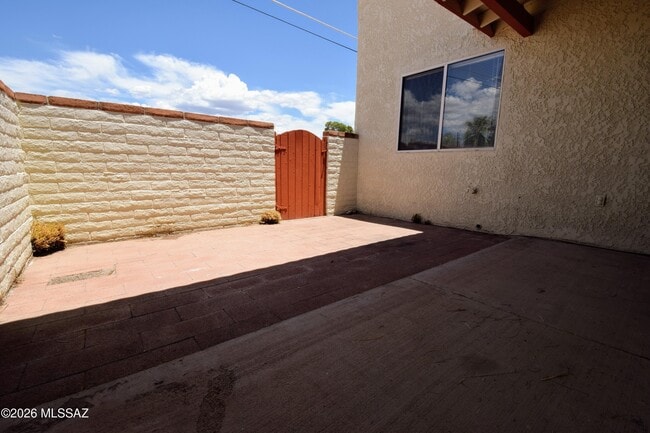 Building Photo - 814 N Crescent Ln