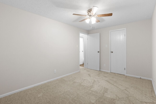 Building Photo - 2401 Greenwood Dr