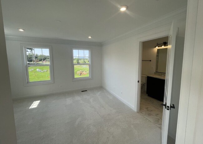 Building Photo - 4008 Varick St