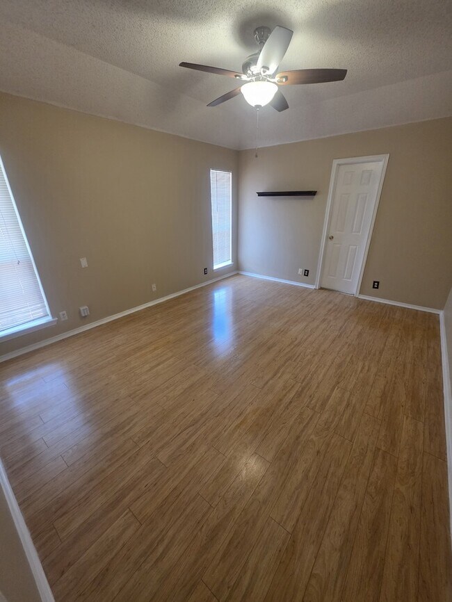 Building Photo - 4 bed 2 bath home in Northgate