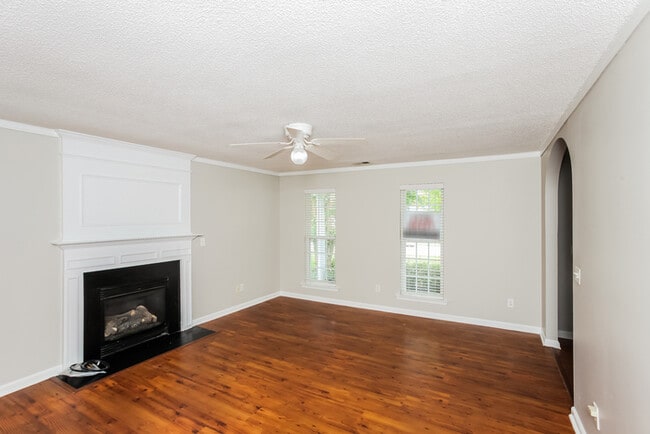 Building Photo - Charming Lexington Home