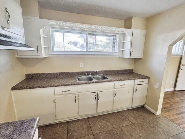 Building Photo - 5502 Santa Monica St