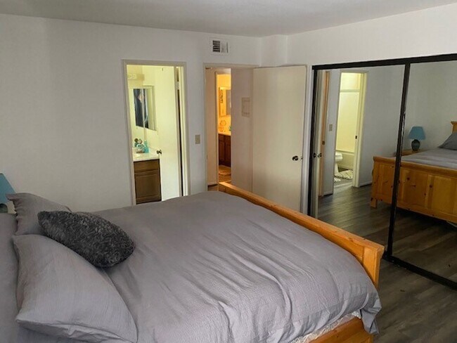 Building Photo - 2Br Waterfront  WINTER Vacation Rental Condo, Complex on the WATERFRONT Gated complex Utilities i...