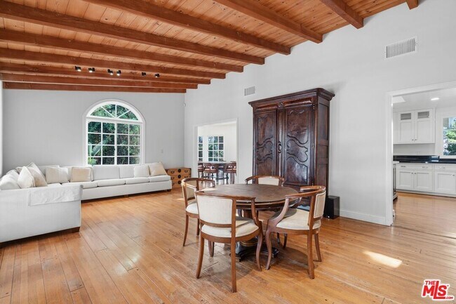 Building Photo - 510 Toyopa Dr