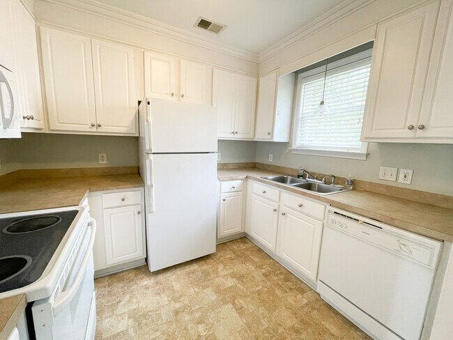 Building Photo - 12 Magnolia Glen Ln