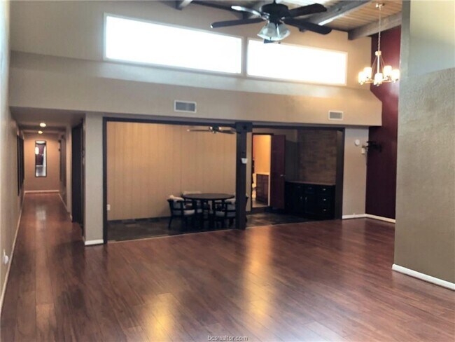 Building Photo - 1527 Wolf Run