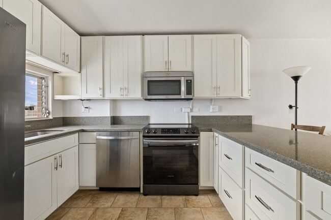 Building Photo - High floor, corner unit at Makiki Towers. Partially furnished, renovated 2-bedroom, 1.5 bathroom ...