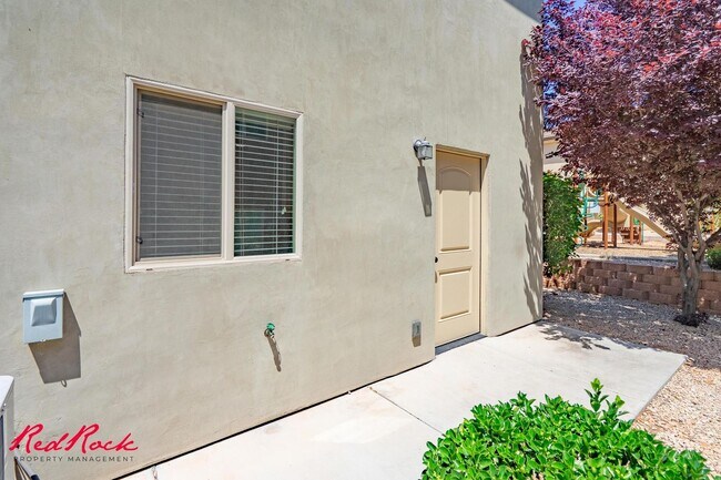 Building Photo - DOG-FRIENDLY 3 Bedroom Townhome with INTERNET INCLUDED!