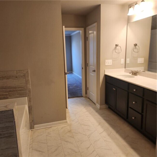 Building Photo - 5056 Silver Fox Trl