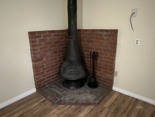 Building Photo - In Town 1 bedroom apartment with Patio