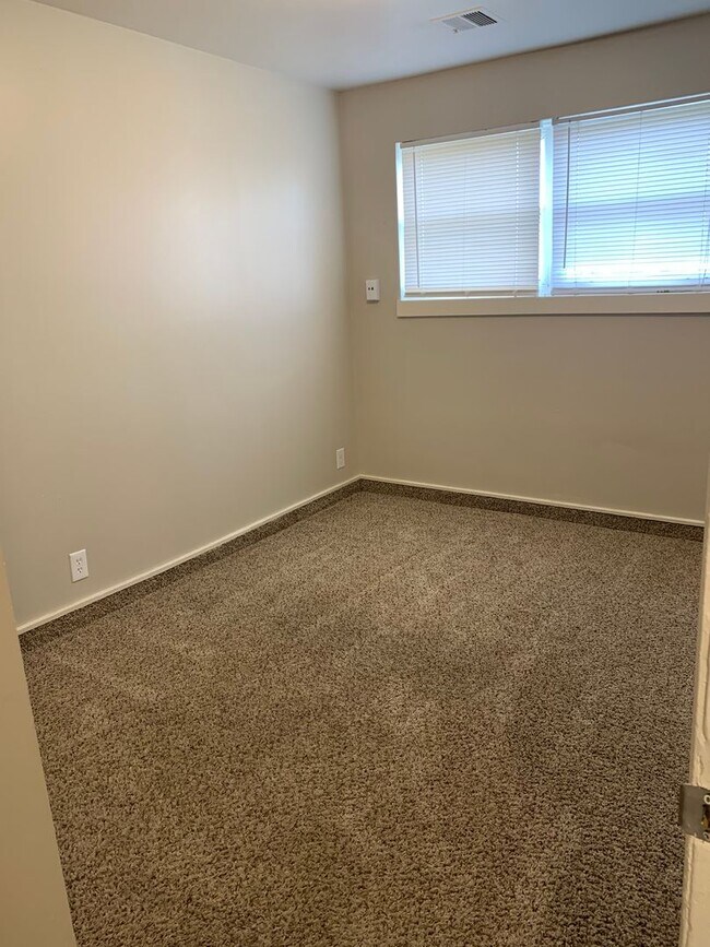 Building Photo - 3 Bed 1.5 Bathroom Townhouse