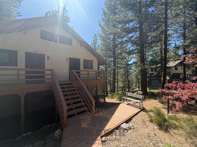 Building Photo - 2 Bedroom Duplex in Tyrolia! Summer pool!