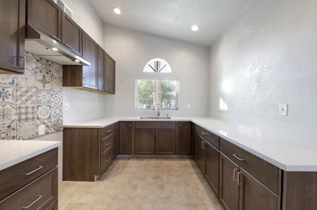 Building Photo - 6118 Autumn Crest Dr