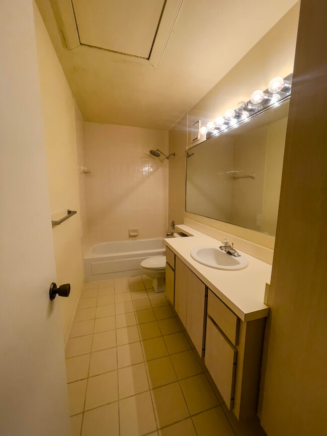 Building Photo - 27 Clinton Ct