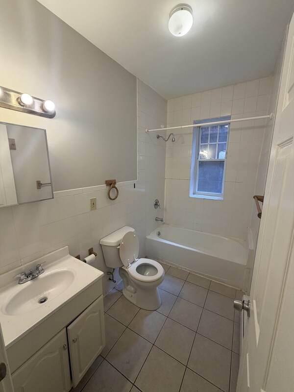Building Photo - 270 Sigourney St