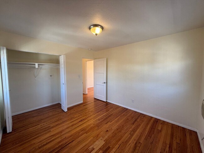 Building Photo - Kensington_Upper level Spacious 1Bed 1Bath reserved parking