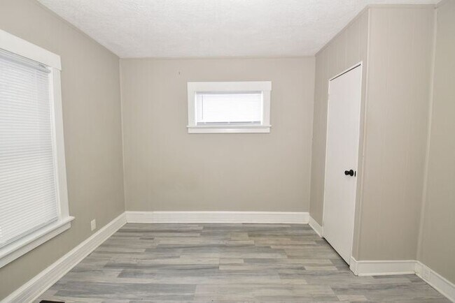 Building Photo - Mishawaka Near Parks and the Riverwalk 2 bedroom