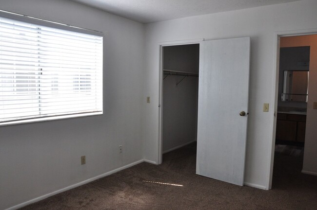 Building Photo - Available now! 2 bedroom 1 bath!