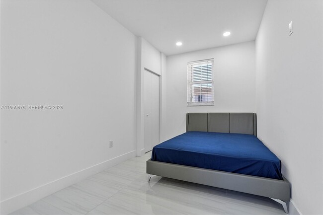 Building Photo - 21301 NE 38th Ave