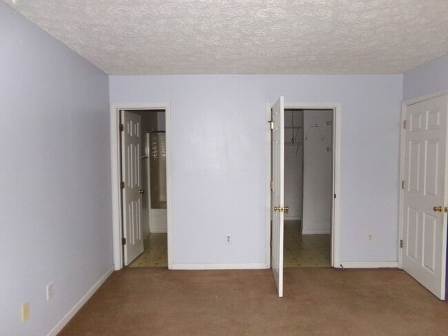 Building Photo - Location, Location, Location!!