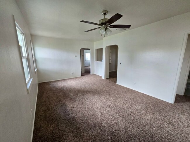 Building Photo - 3 Bedroom, 1 1/2 Bath Remodeled House for ...