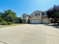 Building Photo - Beautiful 6 Bed, 3 Bath on court in Brentwood