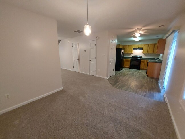 Building Photo - Spacious Home in Quiet Neighborhood
