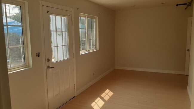 Building Photo - 1400 E Marshall Pl