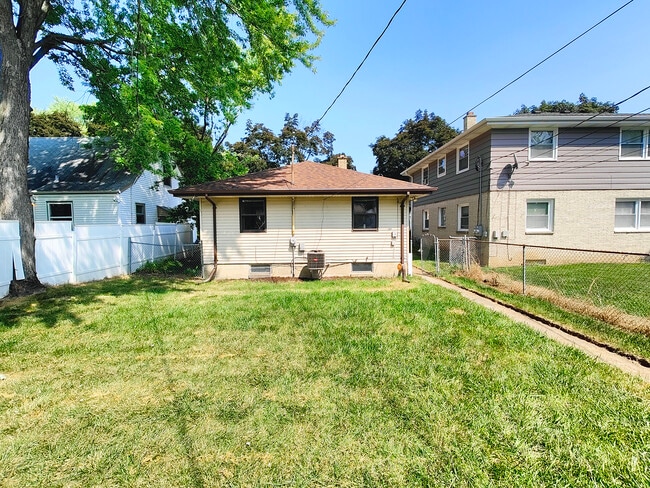 Building Photo - 5921 N 66th St