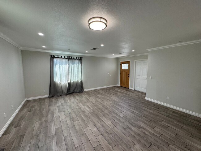 Building Photo - @ 4L Hayland