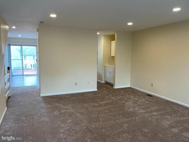 Building Photo - 716 Heather Ln