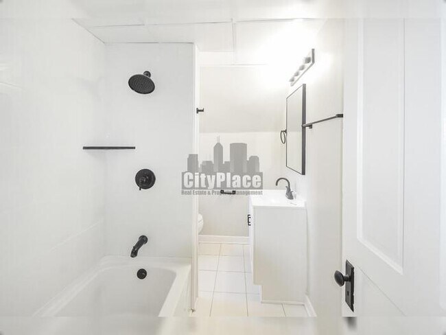 Building Photo - 3027 Boulevard Pl