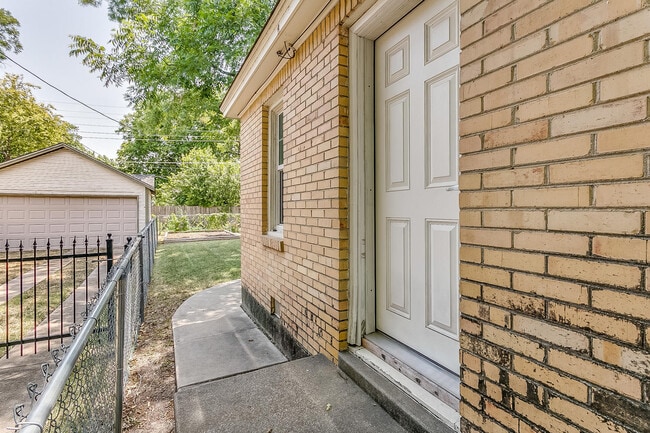 Building Photo - Ready for New Students- 2 Bed, 1 Bath Tudor Home Minutes from TCU- 76109