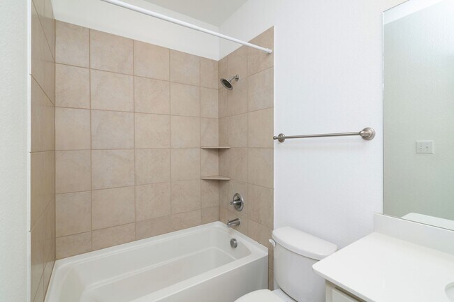 Building Photo - Beautiful 3 Bedroom Luxury Townhome, MCKIN...