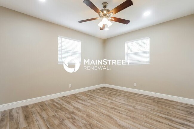 Building Photo - 4 Bedroom Pet-Friendly Home in Tampa, FL with Main Street Renewal