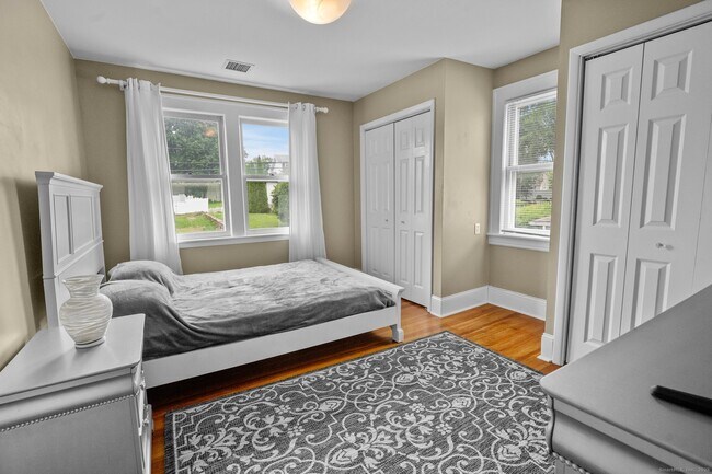 Building Photo - 14 Maple St