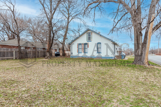 Building Photo - 608 W 18th St N